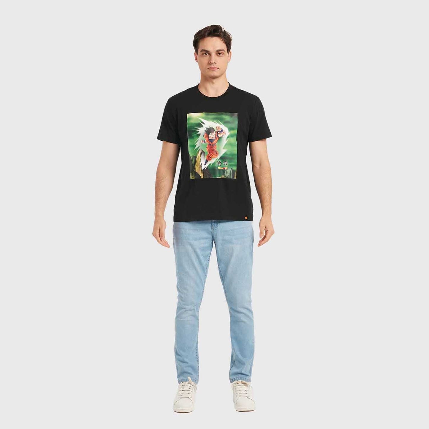Polera negra de Dragon Ball con Gohan en acción, destacando su icónico traje naranja y fondo verde explosivo, perfecta para los fans del anime.