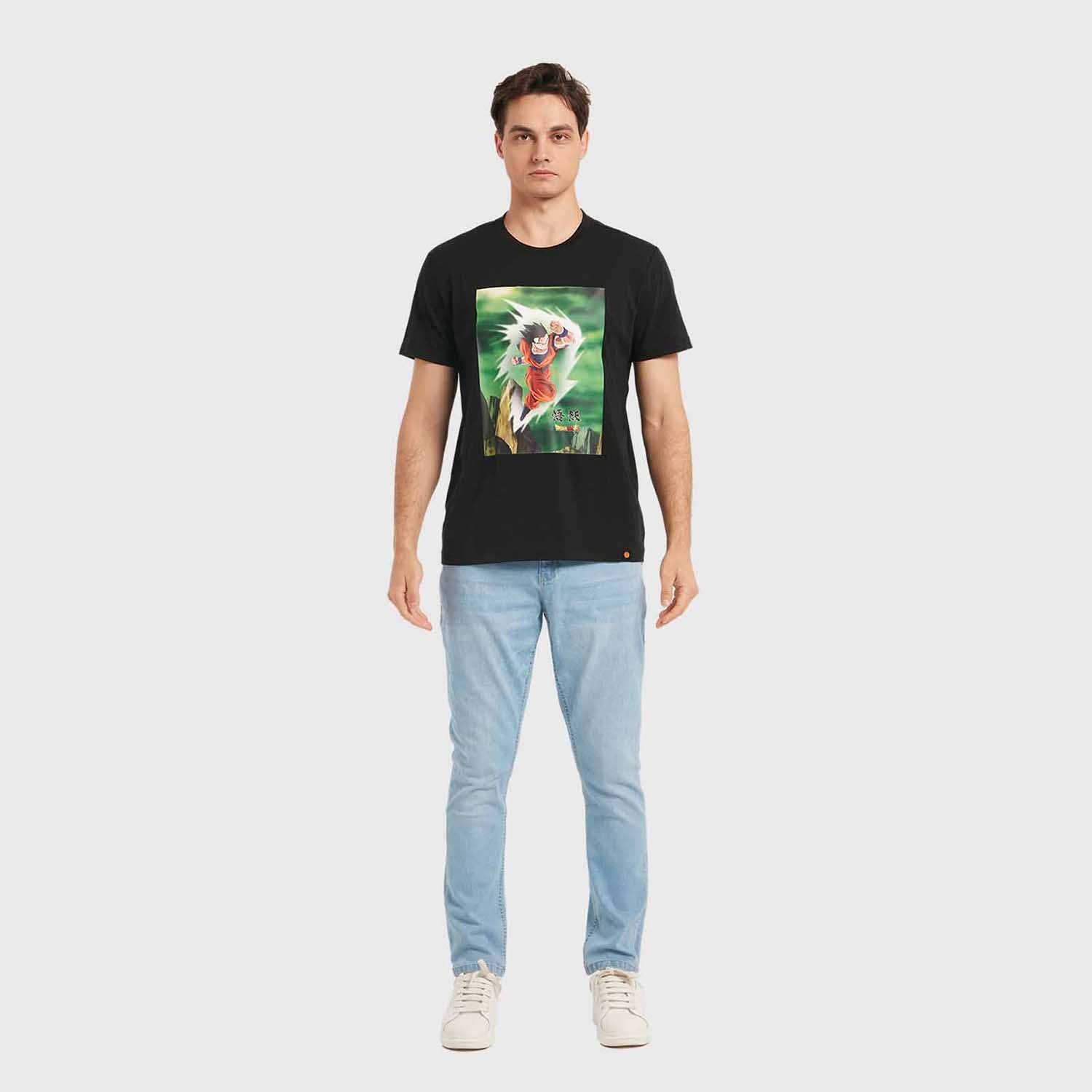 Polera negra de Dragon Ball con Gohan en acción, destacando su icónico traje naranja y fondo verde explosivo, perfecta para los fans del anime.