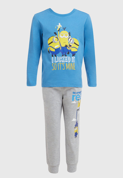 Pijama azul denim con estampado de Minions, presenta a tres personajes divertidos y la frase 'I Licked It So It's Mine', acompañado de pantalones grises con diseño de Minion.
