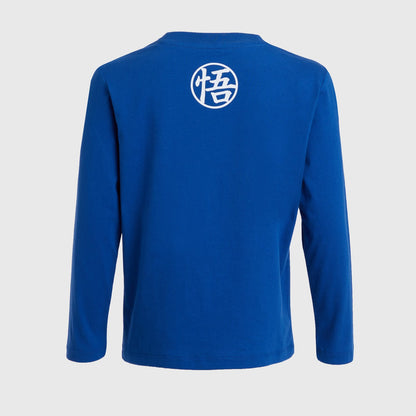 Polera azul con ilustración de Goku en acción, vistiendo su traje naranja icónico, acompañado de caracteres kanji en blanco, evocando la esencia de Dragon Ball.