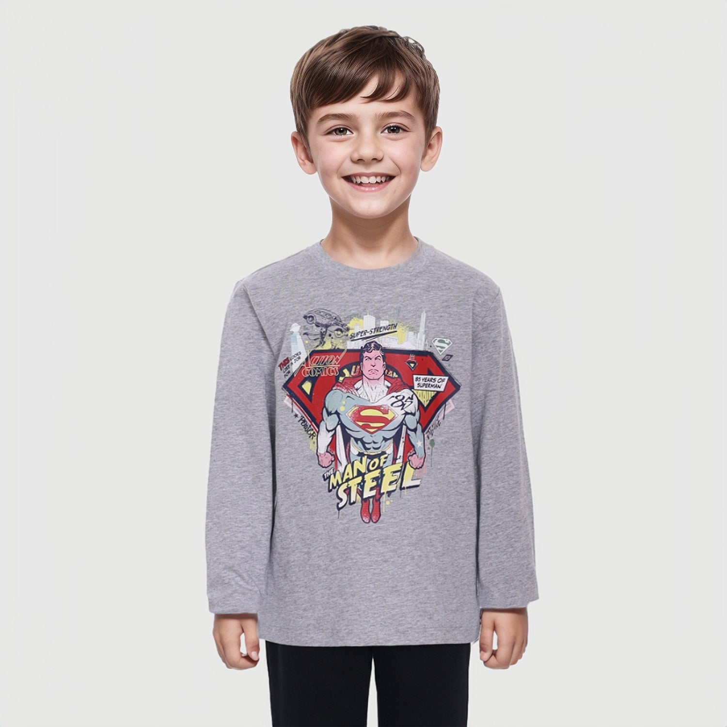 Polera gris melange con ilustración de Superman en estilo cómic, destacando su icónico logo y el texto 'MAN OF STEEL', perfecta para fans de DC Comics.