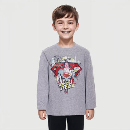 Polera gris melange con ilustración de Superman en estilo cómic, destacando su icónico logo y el texto 'MAN OF STEEL', perfecta para fans de DC Comics.