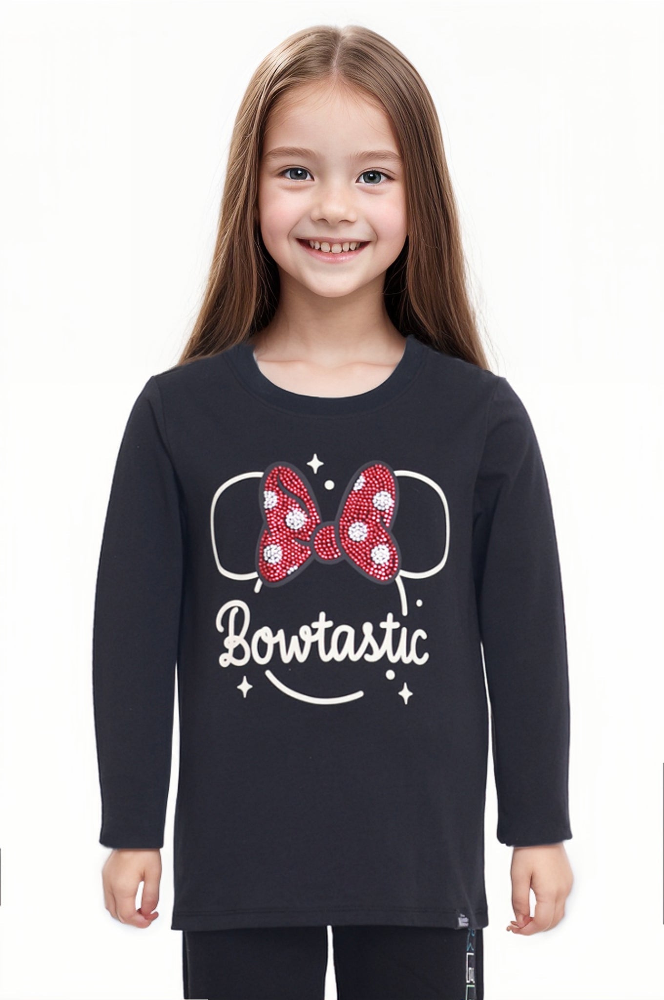 Polera negra de algodón con un gran lazo rojo brillante en el centro, con texto 'Bowtastic' en blanco, ideal para fans de Minnie Mouse.