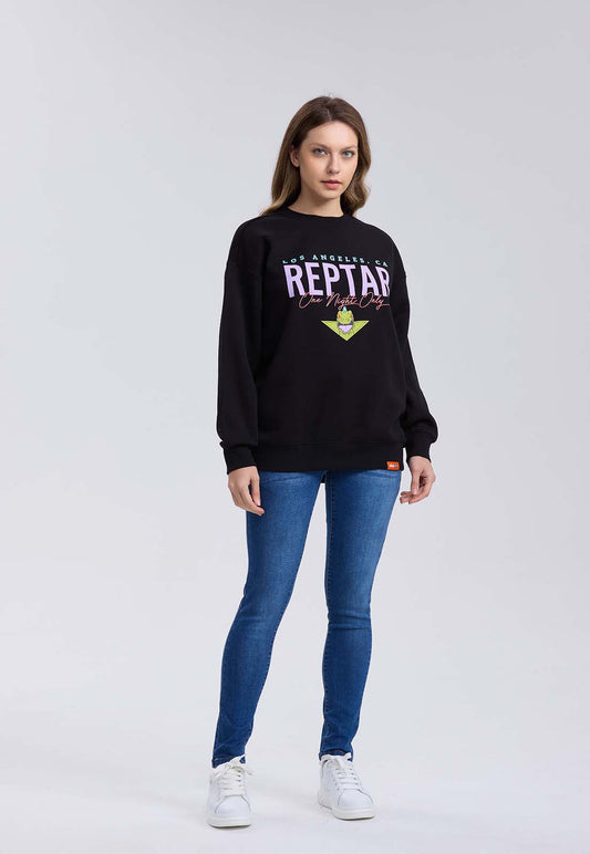 Polerón negro con estampado de Reptar en colores vibrantes, presenta el texto 'REPTAR' y un diseño icónico del dinosaurio, ideal para fans de Rugrats.