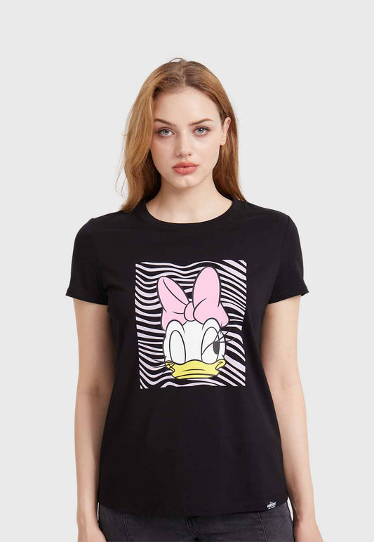 Polera negra de algodón con un diseño vibrante de Daisy Duck en el centro, destacando su icónico moño rosa sobre un fondo de rayas en blanco y negro.