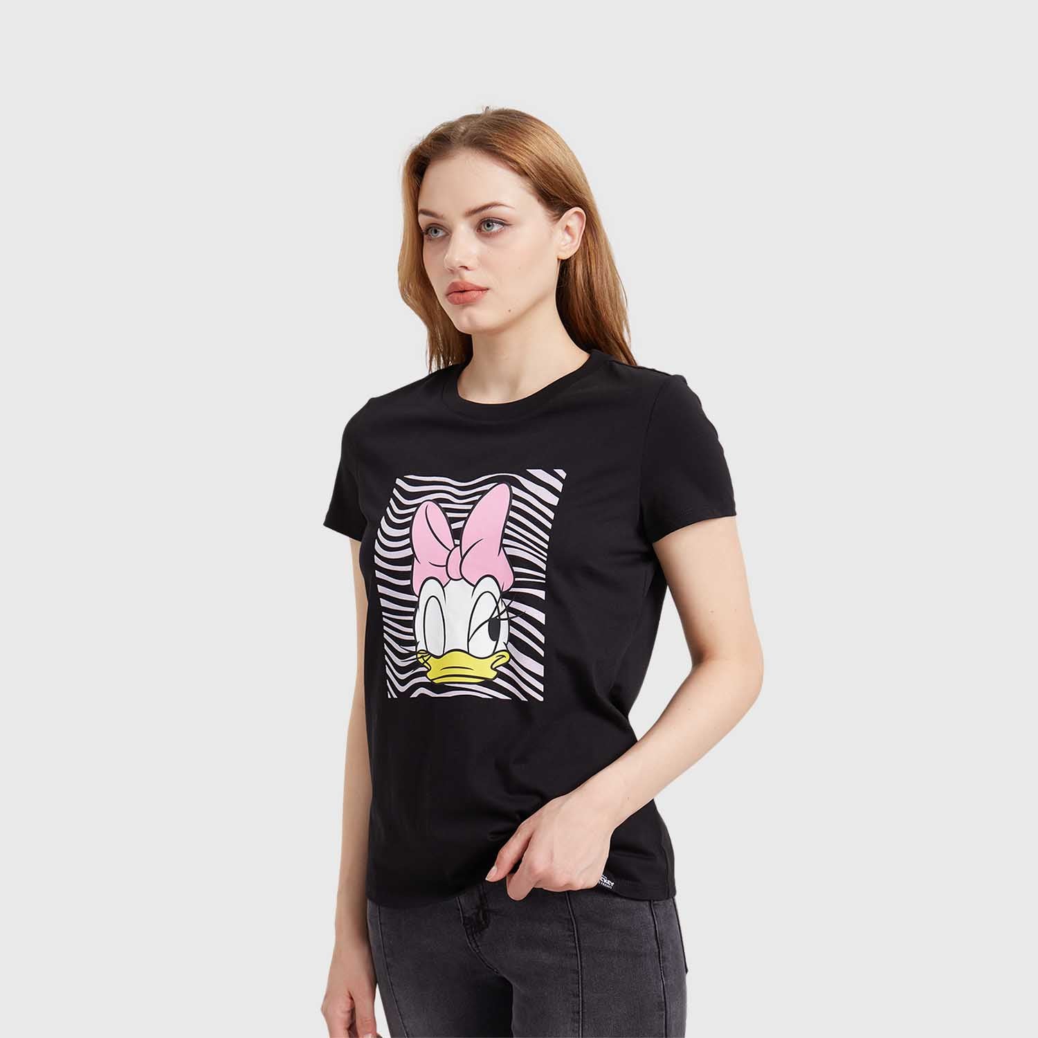 Polera negra de algodón con un diseño vibrante de Daisy Duck en el centro, destacando su icónico moño rosa sobre un fondo de rayas en blanco y negro.