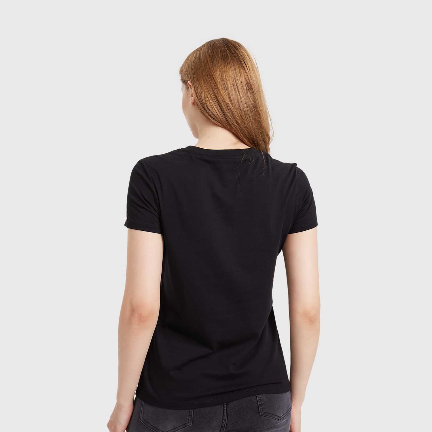 Polera negra de algodón con un diseño vibrante de Daisy Duck en el centro, destacando su icónico moño rosa sobre un fondo de rayas en blanco y negro.