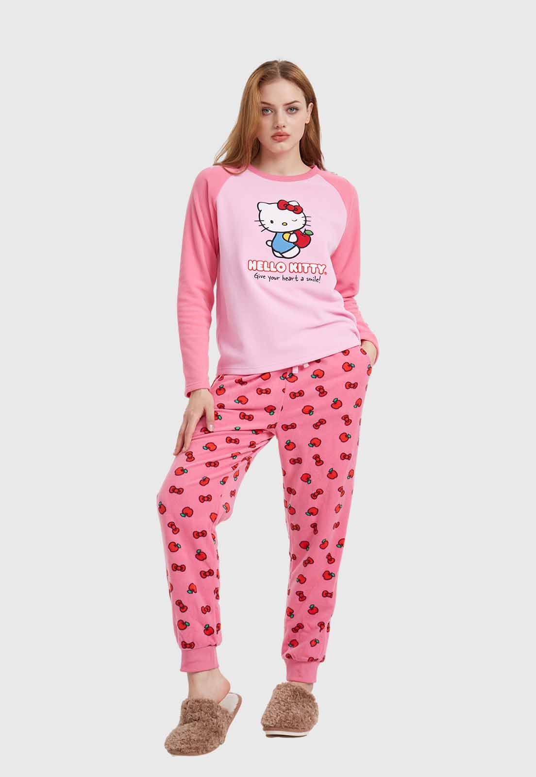 Pijama rosa de Hello Kitty con camiseta de manga larga y pantalones decorados con cerezas, ideal para los fans de la icónica gatita.