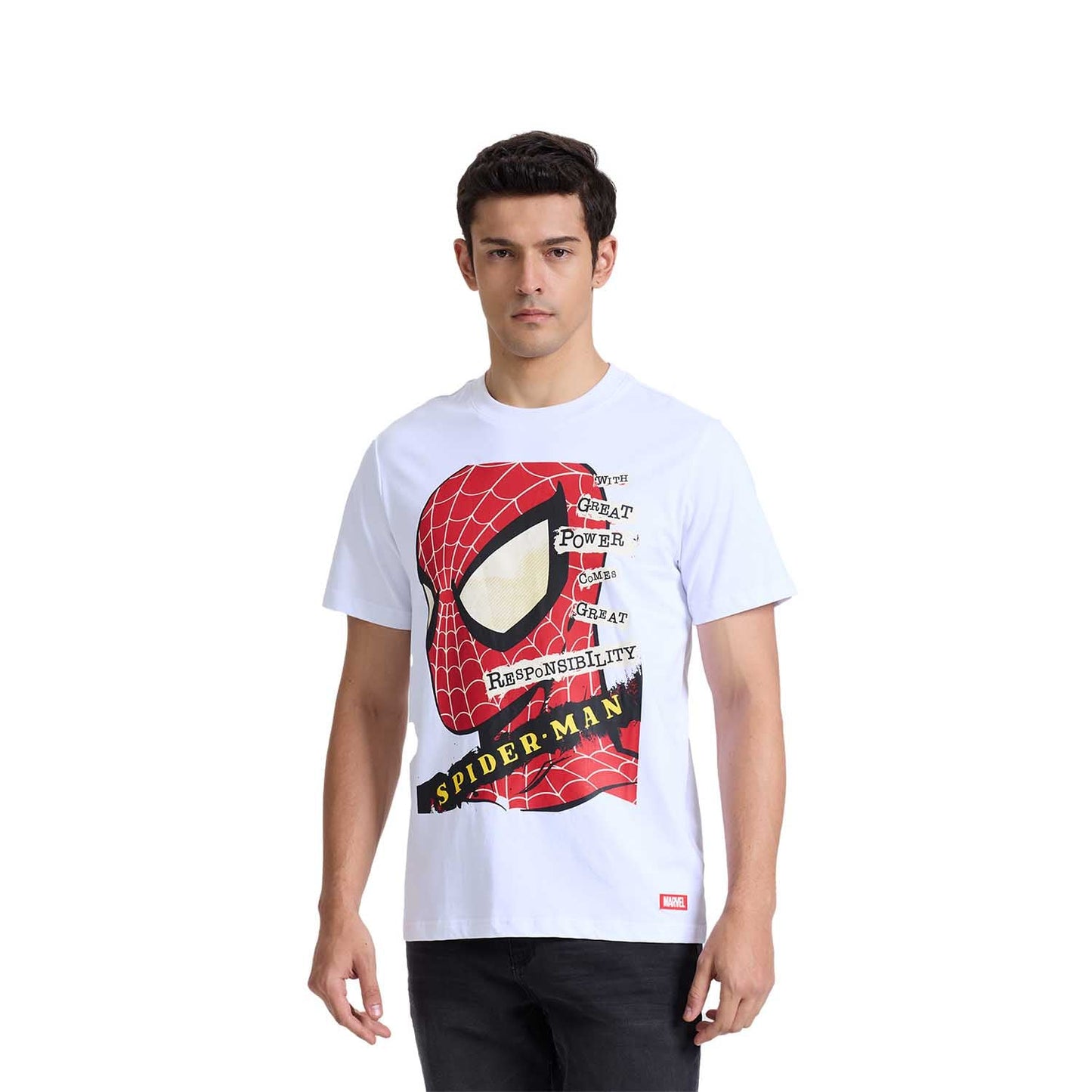 Polera blanca de algodón con un gran diseño del rostro de Spider-Man en rojo y negro, con la frase icónica sobre poder y responsabilidad, ideal para fans de Marvel.