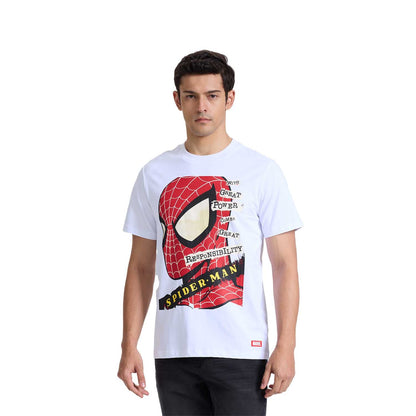 Polera blanca de algodón con un gran diseño del rostro de Spider-Man en rojo y negro, con la frase icónica sobre poder y responsabilidad, ideal para fans de Marvel.
