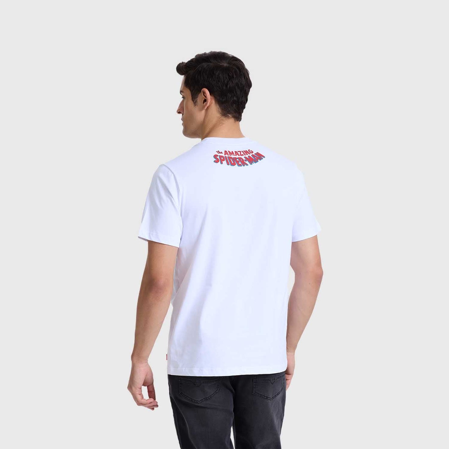 Polera blanca de algodón con un gran diseño del rostro de Spider-Man en rojo y negro, con la frase icónica sobre poder y responsabilidad, ideal para fans de Marvel.