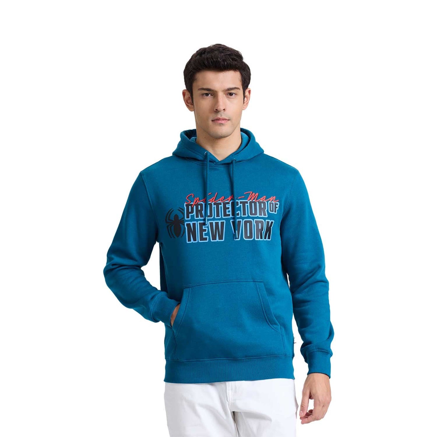 Polerón azul con diseño gráfico que resalta el texto 'Spider-Man PROTECTOR OF NEW YORK' en colores contrastantes, ideal para fans del universo Marvel.