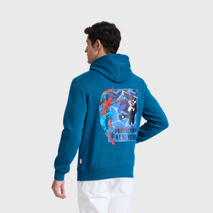 Polerón azul con diseño gráfico que resalta el texto 'Spider-Man PROTECTOR OF NEW YORK' en colores contrastantes, ideal para fans del universo Marvel.