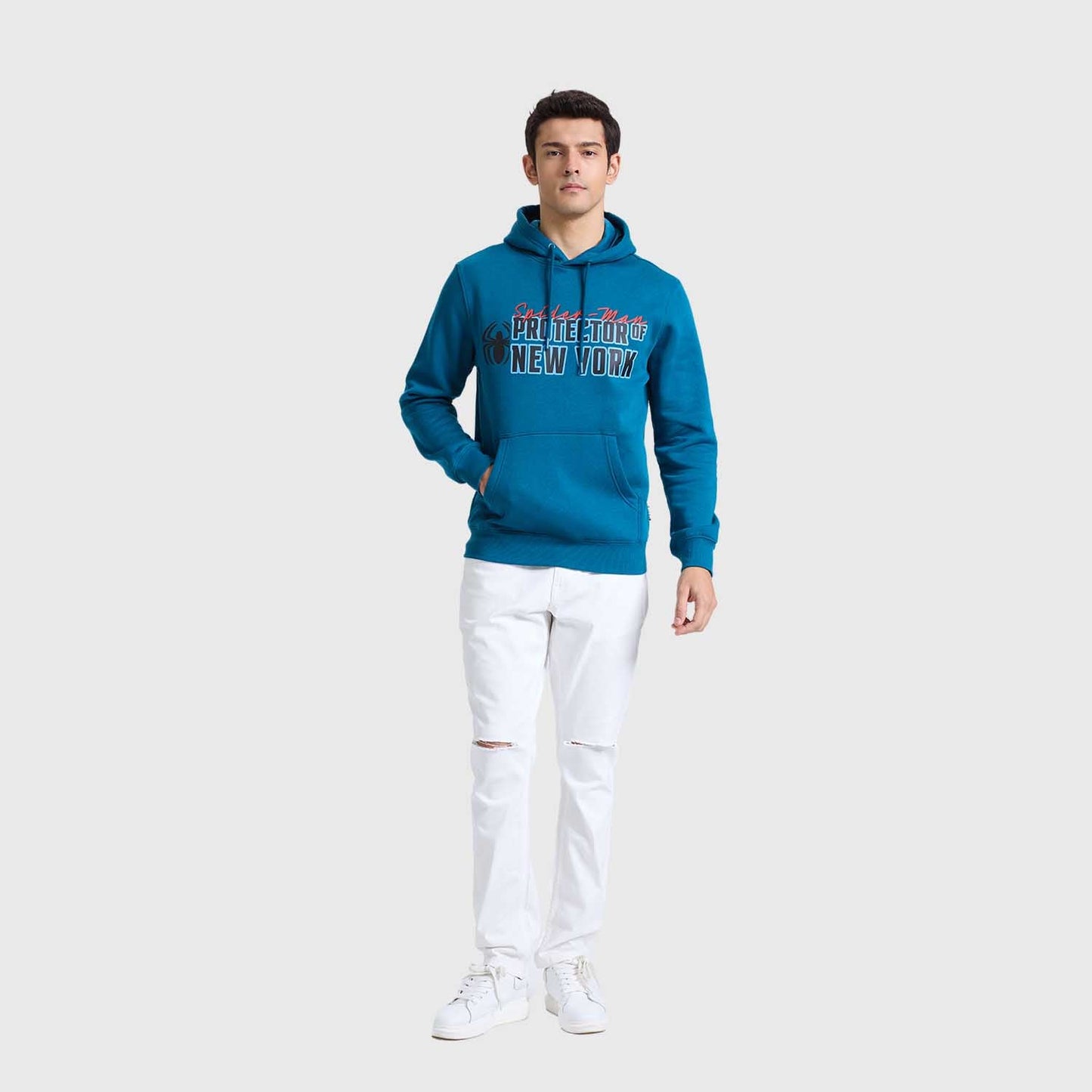 Polerón azul con diseño gráfico que resalta el texto 'Spider-Man PROTECTOR OF NEW YORK' en colores contrastantes, ideal para fans del universo Marvel.