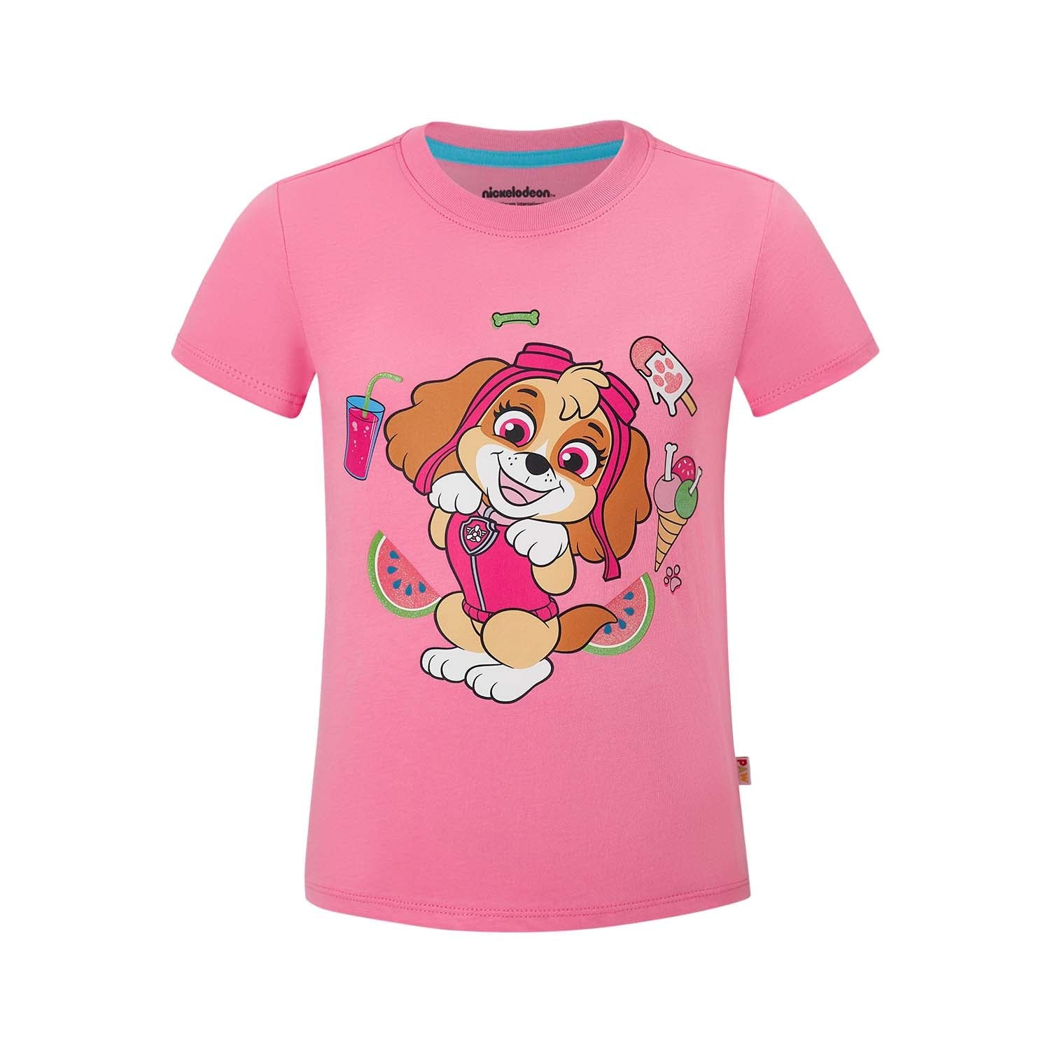 Polera rosada de Paw Patrol con la adorable Skye, mostrando su energía y alegría mientras sostiene un batido y rodeada de dulces, perfecta para fans.