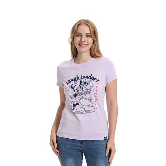 Polera lila de algodón con ilustración de Mickey, Minnie y Donald en estilo retro, con el texto 'Laugh Louder!' en un diseño alegre y divertido.