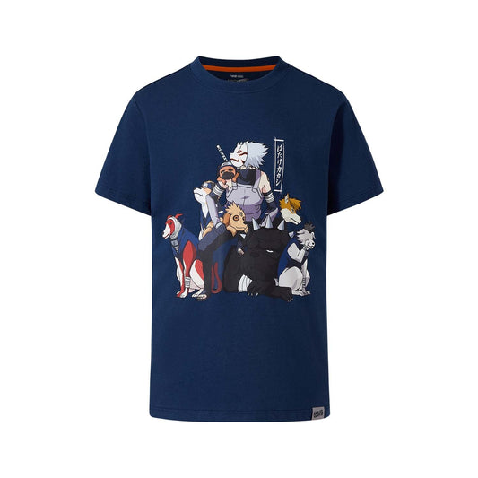 Polera azul con ilustración de Kakashi Hatake y sus perros ninja en estilo anime, mostrando camaradería y acción, ideal para fans de Naruto.