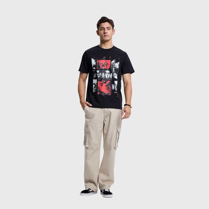 Polera negra de algodón con un diseño gráfico que mezcla imágenes icónicas de la saga "It", resaltando personajes en tonos rojo y blanco, perfecta para fans del horror.