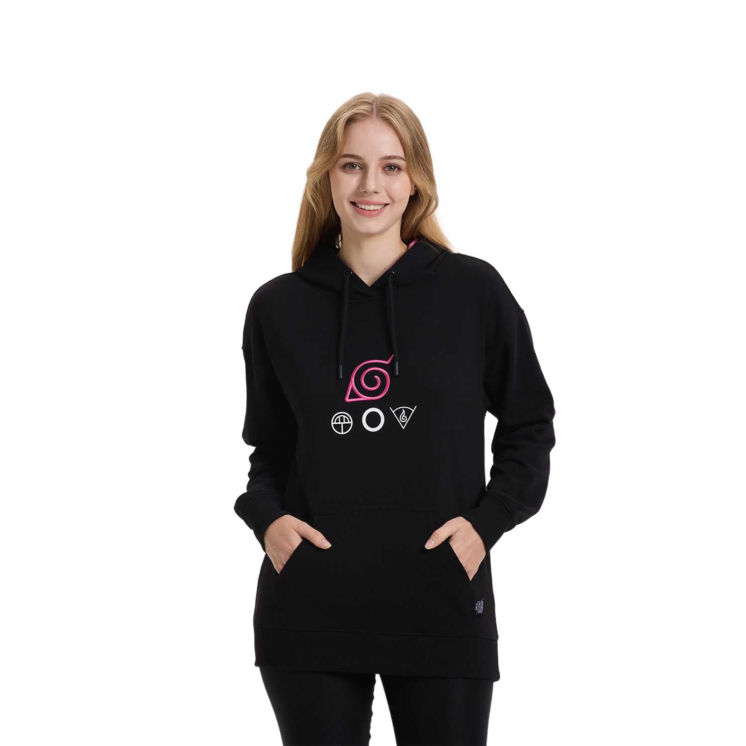 Polerón negro con capucha que presenta un diseño minimalista en tonos rosa y blanco, mostrando el símbolo de Konoha y emblemas de los clanes Uchiha y Hyuga, ideal para fans de Naruto.