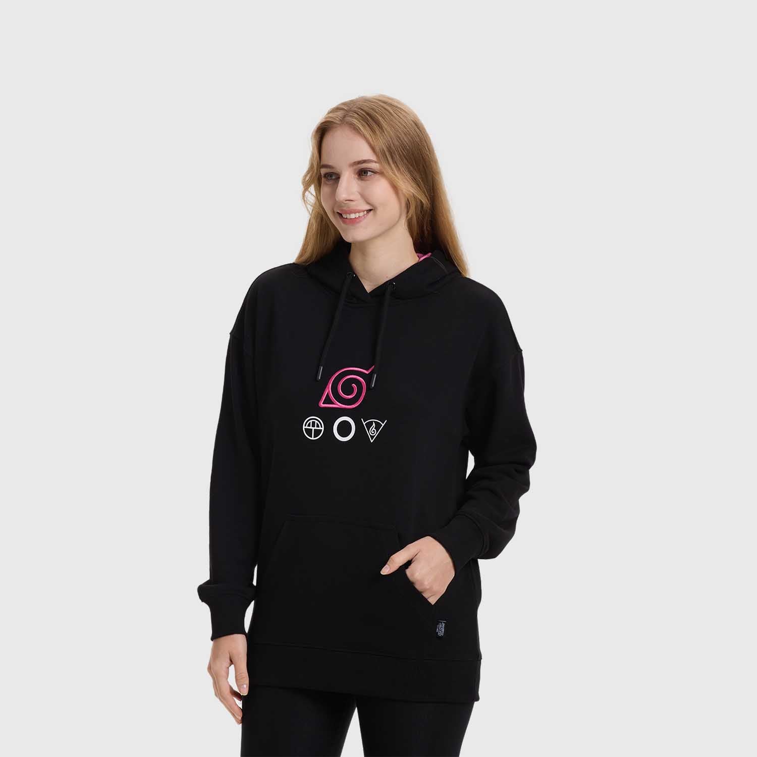 Polerón negro con capucha que presenta un diseño minimalista en tonos rosa y blanco, mostrando el símbolo de Konoha y emblemas de los clanes Uchiha y Hyuga, ideal para fans de Naruto.