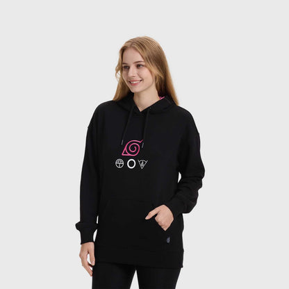 Polerón negro con capucha que presenta un diseño minimalista en tonos rosa y blanco, mostrando el símbolo de Konoha y emblemas de los clanes Uchiha y Hyuga, ideal para fans de Naruto.