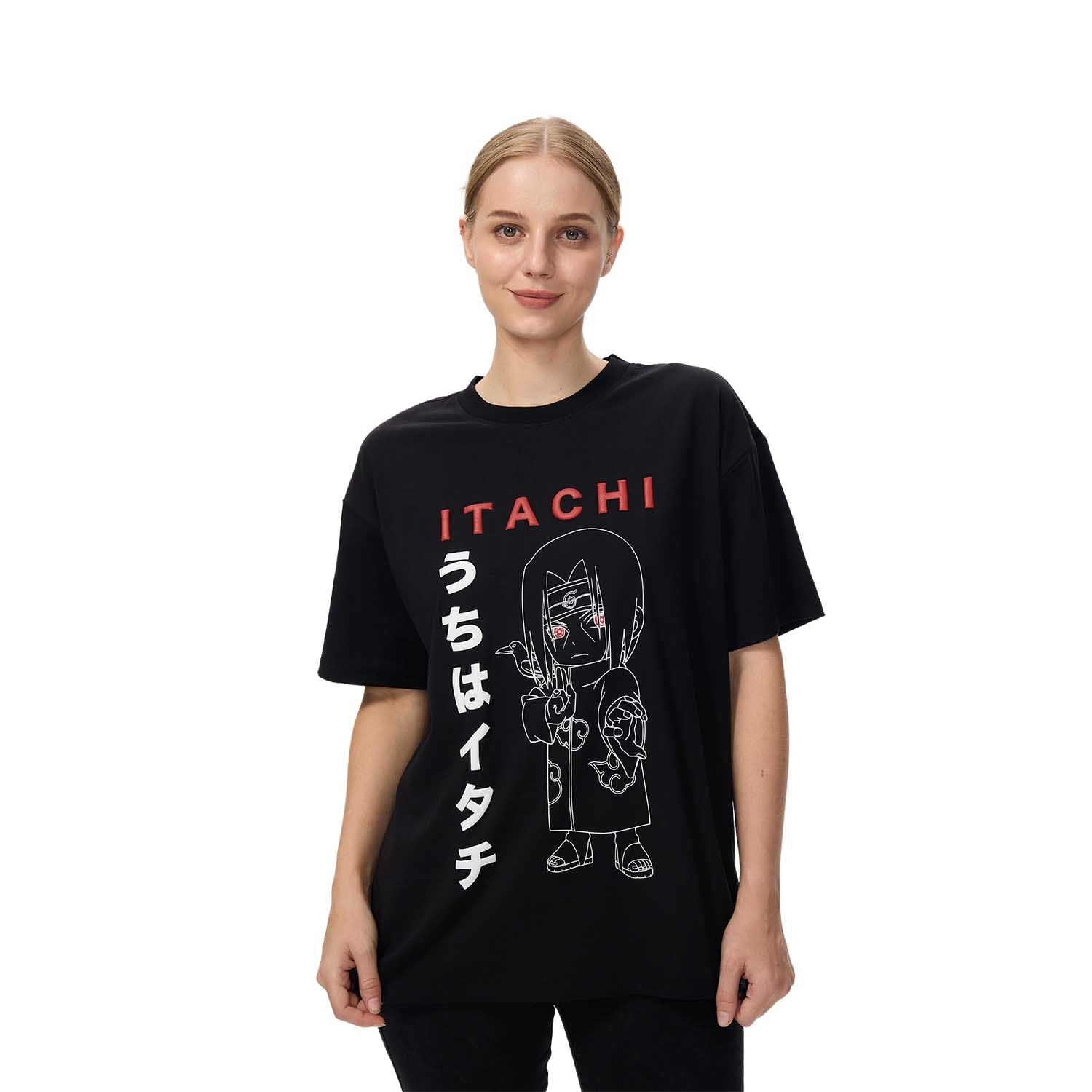 Polera negra de algodón con ilustración de Itachi Uchiha, destacando su icónico vestuario y expresión, acompañada de texto en rojo y blanco.