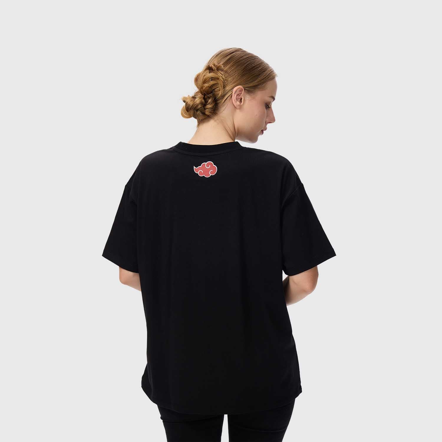 Polera negra de algodón con ilustración de Itachi Uchiha, destacando su icónico vestuario y expresión, acompañada de texto en rojo y blanco.