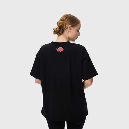 Polera negra de algodón con ilustración de Itachi Uchiha, destacando su icónico vestuario y expresión, acompañada de texto en rojo y blanco.