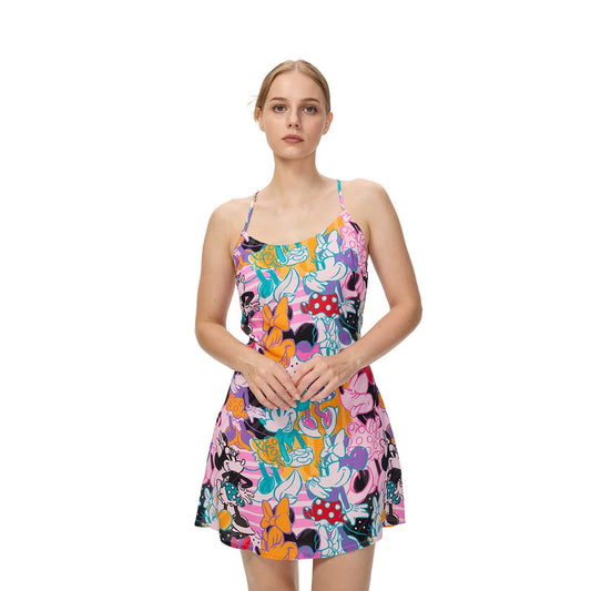 Vestido rosado con estampado vibrante de Mickey y sus amigos en diferentes poses, destacando a Minnie y Donald, ideal para fans de Disney.