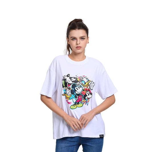 Polera blanca de algodón con un vibrante estampado de Mickey Mouse y sus amigos en estilo pop art, mostrando expresiones alegres y coloridas, ideal para fans de Disney.