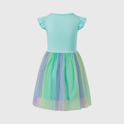 Vestido Gabby´s Dollhouse en color menta con un diseño vibrante que muestra a Gabby y sus amigos felinos en un fondo de tul degradado verde y azul.
