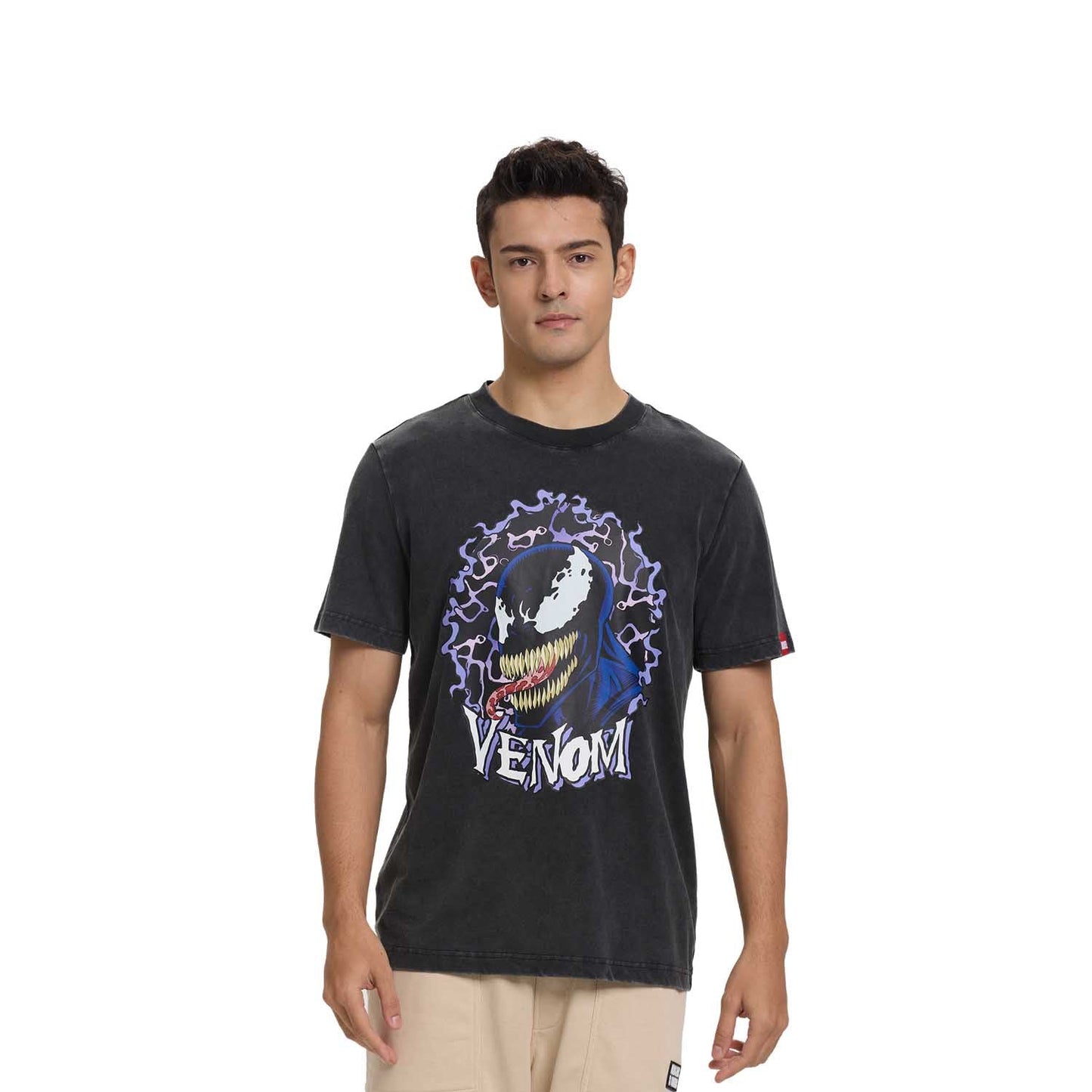 Polera negra de algodón con ilustración de Venom en tonos vibrantes, destacando su rostro amenazante y la palabra 'VENOM' en un diseño audaz, perfecta para fans del universo Marvel.