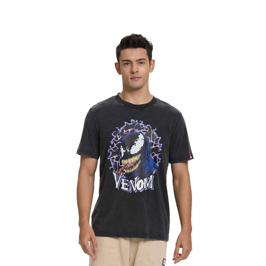 Polera negra de algodón con ilustración de Venom en tonos vibrantes, destacando su rostro amenazante y la palabra 'VENOM' en un diseño audaz, perfecta para fans del universo Marvel.