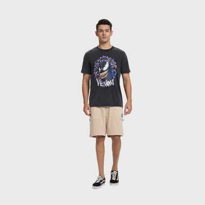 Polera negra de algodón con ilustración de Venom en tonos vibrantes, destacando su rostro amenazante y la palabra 'VENOM' en un diseño audaz, perfecta para fans del universo Marvel.