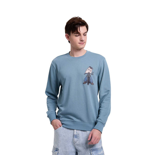 Polerón azul con estampado de Popeye, el icónico marinero, mostrando su fuerza mientras sostiene una caña de pescar, ideal para fans de la serie clásica.