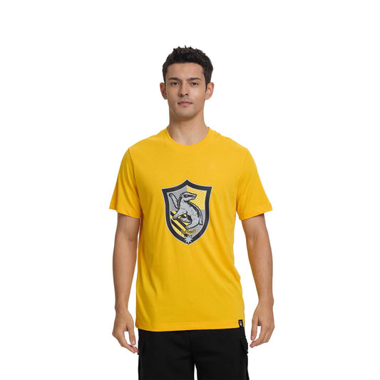 Polera amarilla de Harry Potter con escudo de Hufflepuff, presenta un tejón en el centro y detalles en gris, ideal para fans de la saga.
