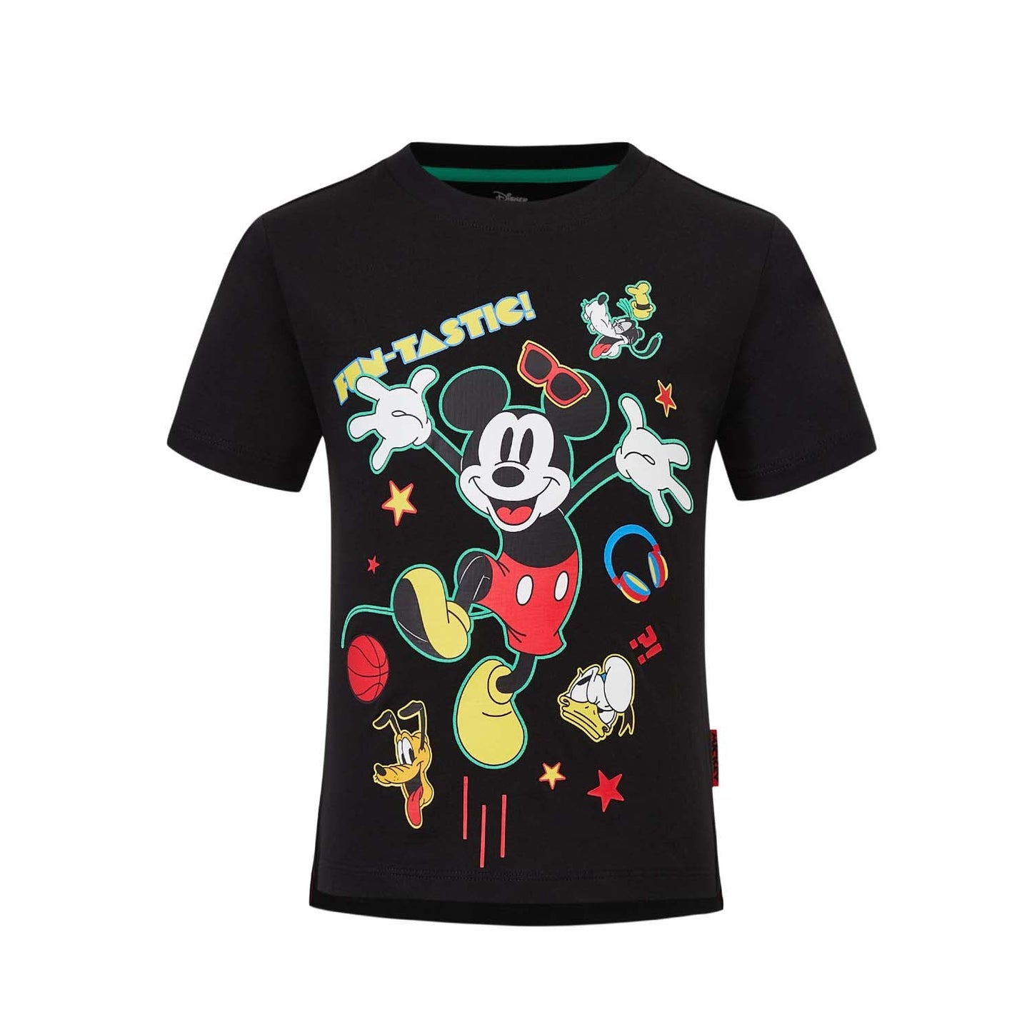 Polera negra de algodón con estampado colorido de Mickey Mouse y sus amigos, con diseño divertido que incluye elementos icónicos como estrellas y balones.