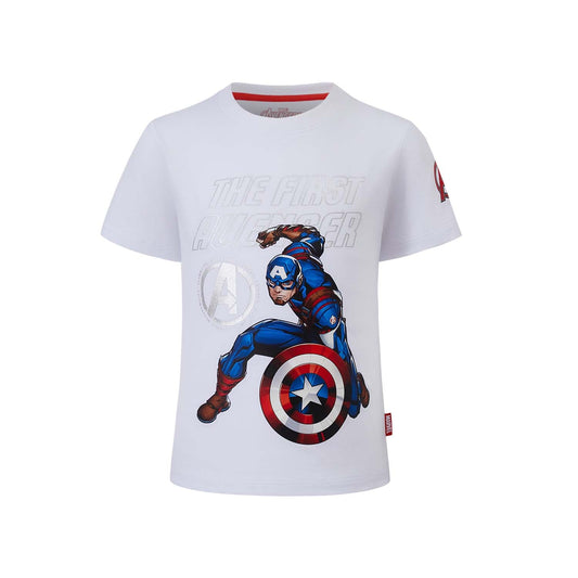 Polera blanca de algodón con ilustración del Capitán América en acción, destacando su escudo y el texto 'THE FIRST AVENGER', ideal para fans de Marvel.