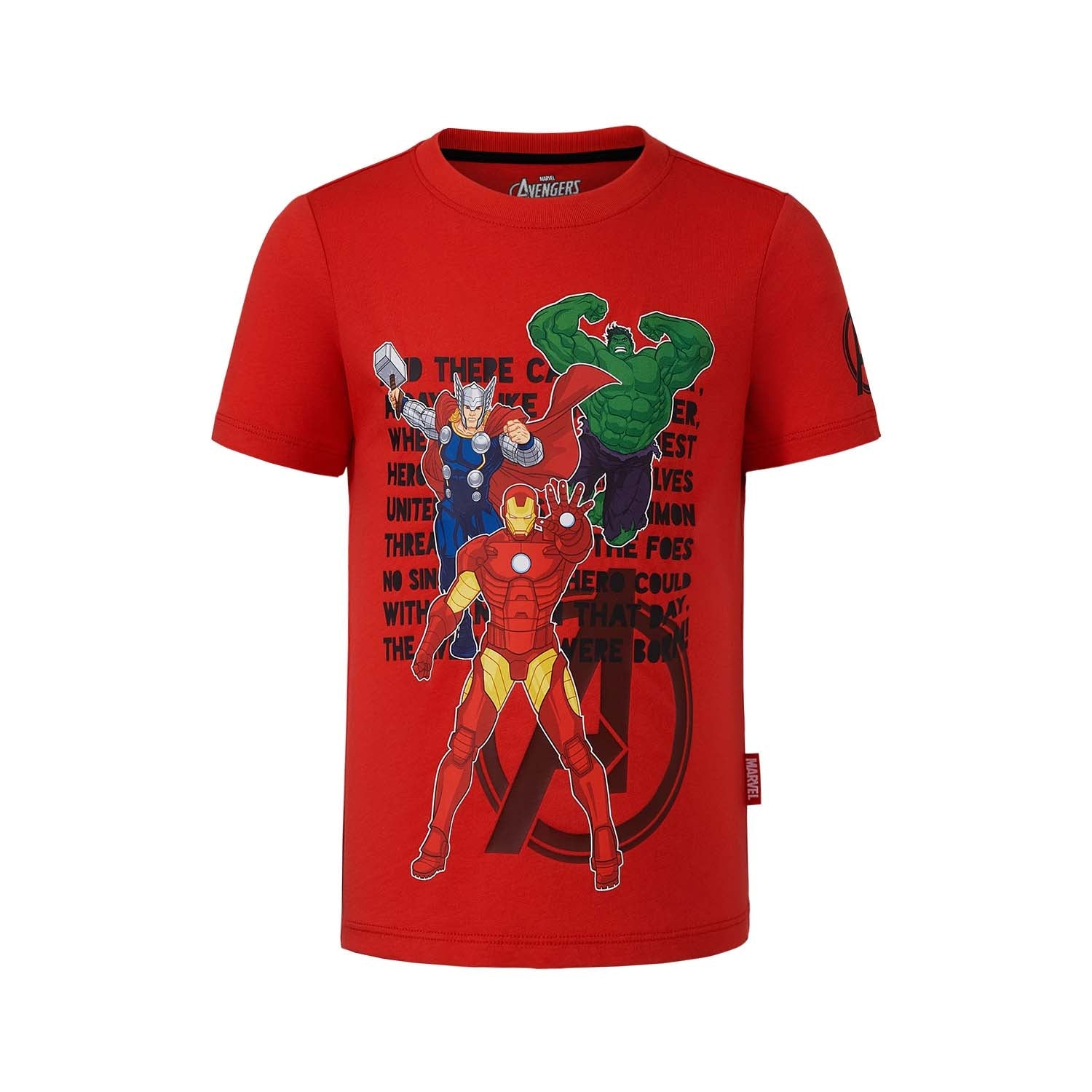 Polera roja de algodón con ilustración vibrante de los Avengers: Iron Man, Thor y Hulk en acción, fondo con texto icónico de la saga Marvel.