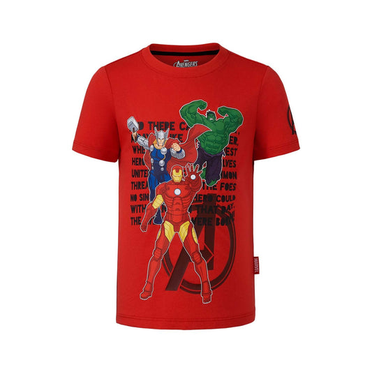 Polera roja de algodón con ilustración vibrante de los Avengers: Iron Man, Thor y Hulk en acción, fondo con texto icónico de la saga Marvel.