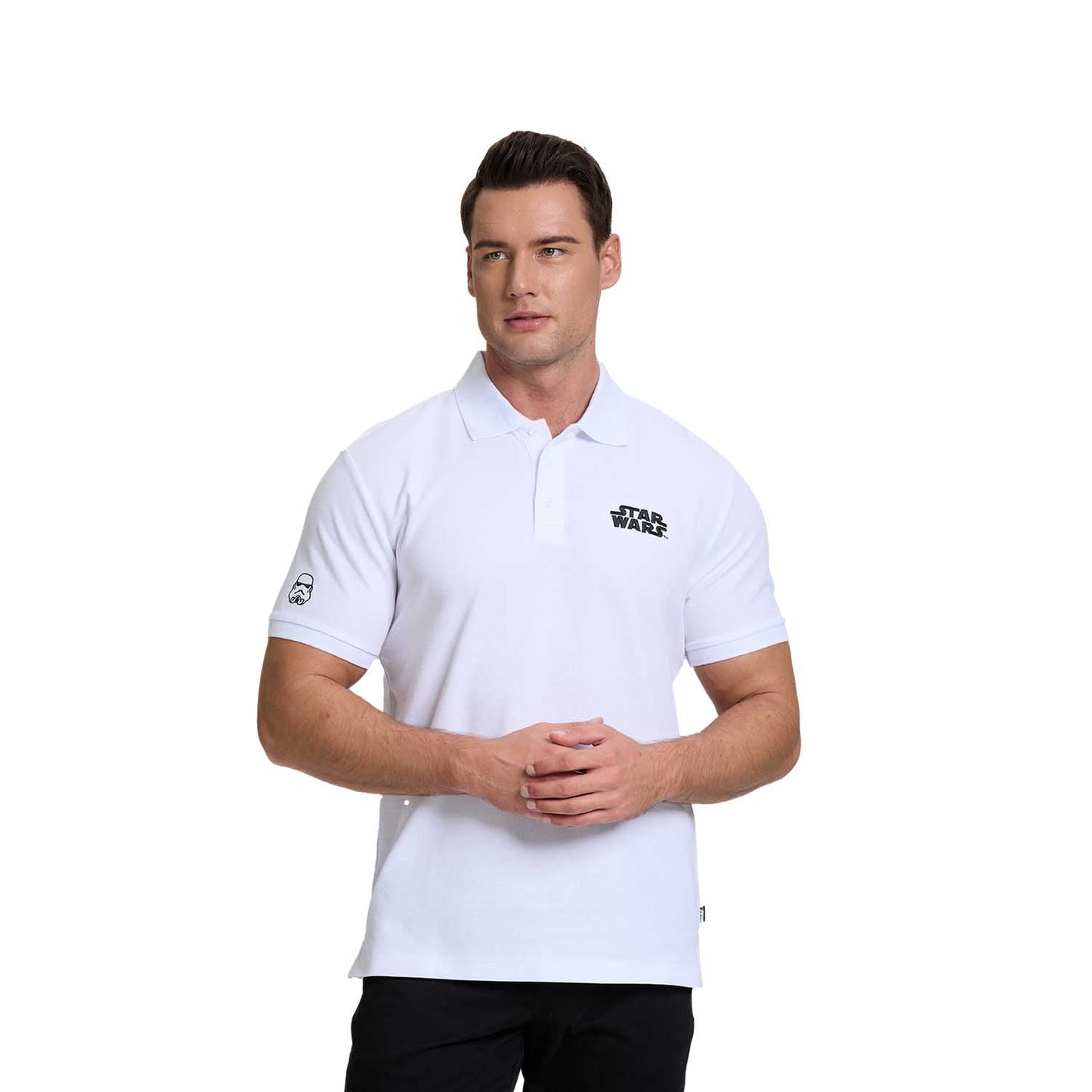 Polera blanca de Star Wars con logo negro en el pecho y detalle de Stormtrooper en la manga, ideal para fans de la saga galáctica.
