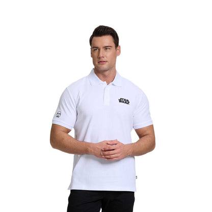 Polera blanca de Star Wars con logo negro en el pecho y detalle de Stormtrooper en la manga, ideal para fans de la saga galáctica.