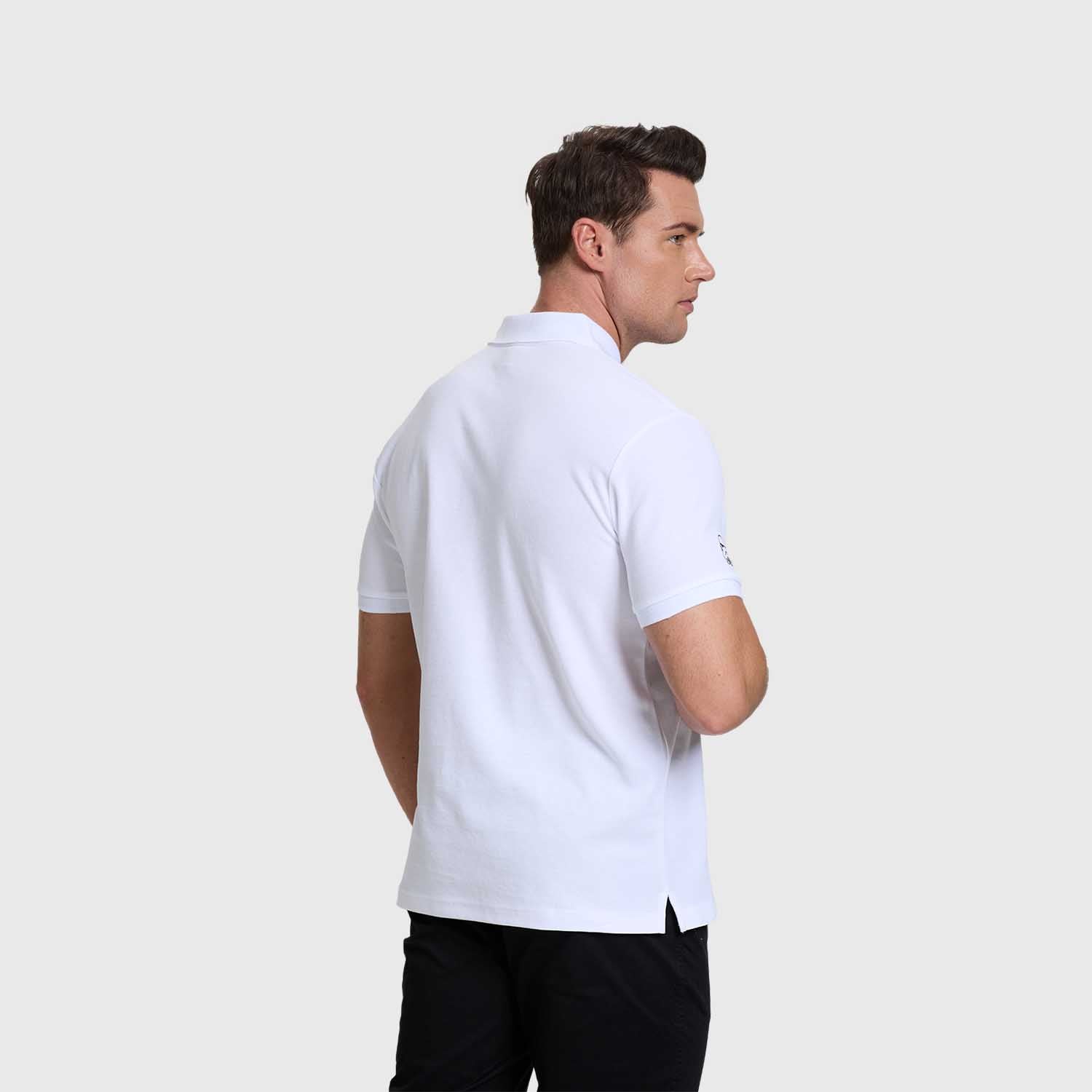 Polera blanca de Star Wars con logo negro en el pecho y detalle de Stormtrooper en la manga, ideal para fans de la saga galáctica.