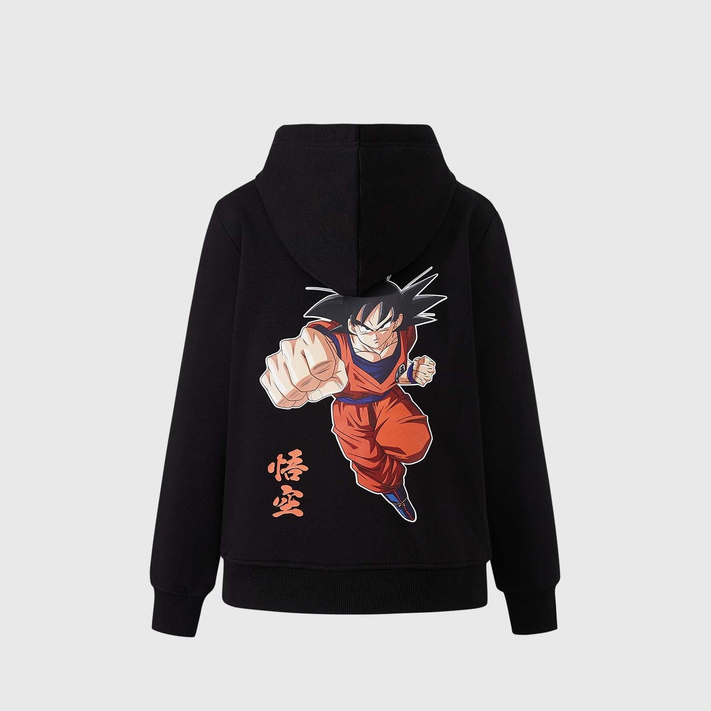 Polerón negro con capucha de Dragon Ball, presenta a Goku en acción con su famoso puño hacia adelante, estampado vibrante en la espalda.