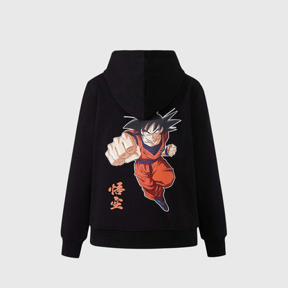 Polerón negro con capucha de Dragon Ball, presenta a Goku en acción con su famoso puño hacia adelante, estampado vibrante en la espalda.