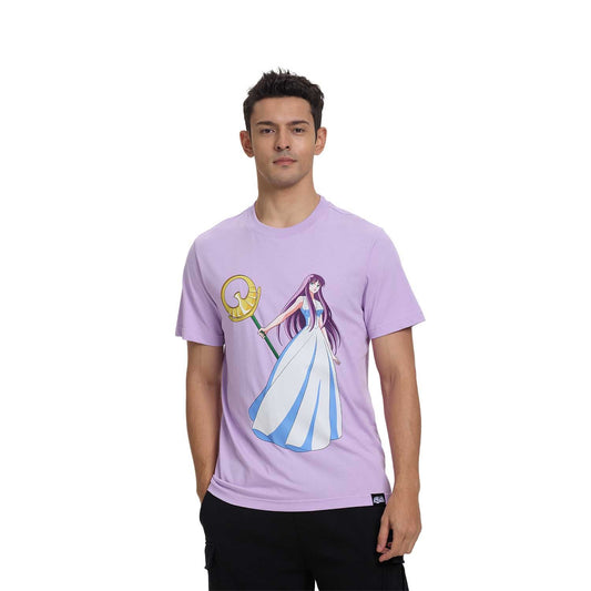 Polera lila de algodón con ilustración de Saori Kido sosteniendo su cetro dorado, destacando su vestido blanco y azul, ideal para fans de Saint Seiya.
