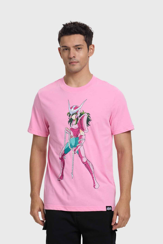Polera rosa con ilustración de Shun de Andrómeda en pose heroica, destacando su armadura brillante y cadenas, evocando el universo de Saint Seiya.