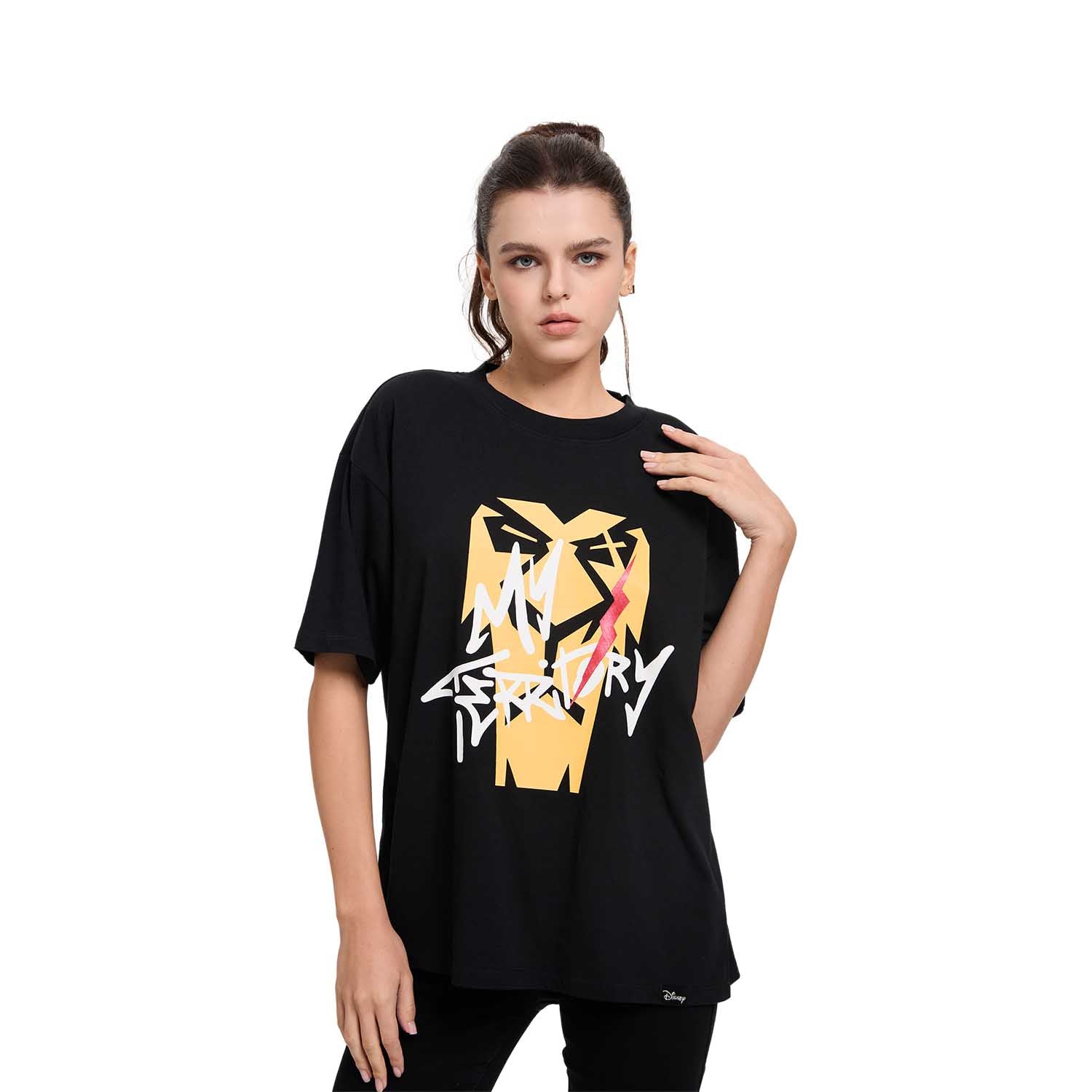 Polera negra de algodón con un diseño gráfico de Scar, el icónico villano de El Rey León, mostrando su rostro en amarillo y letras estilizadas en blanco y rojo.