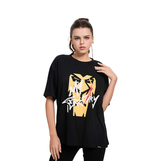 Polera negra de algodón con un diseño gráfico de Scar, el icónico villano de El Rey León, mostrando su rostro en amarillo y letras estilizadas en blanco y rojo.