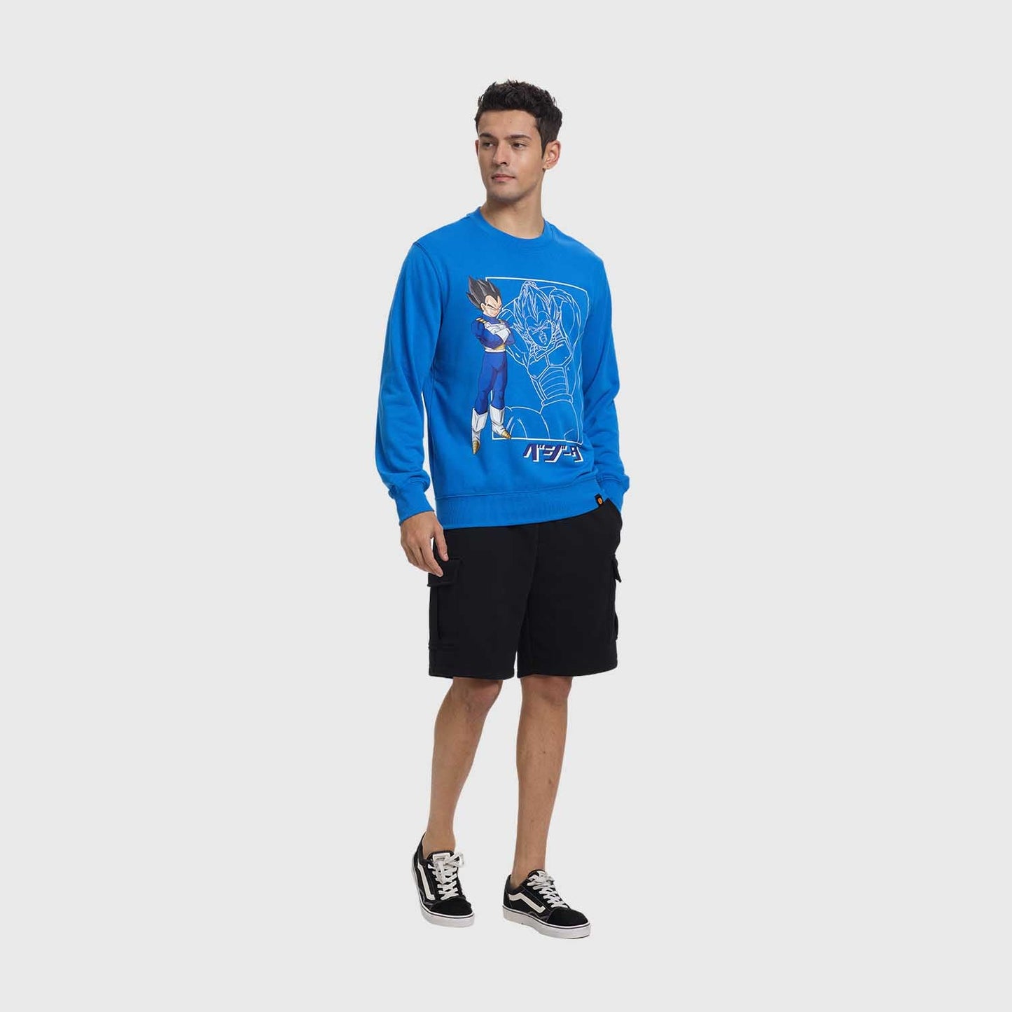 Polerón azul con ilustración de Vegeta en pose desafiante y Goku en fondo, estilo anime, captura la esencia de Dragon Ball, ideal para fans.